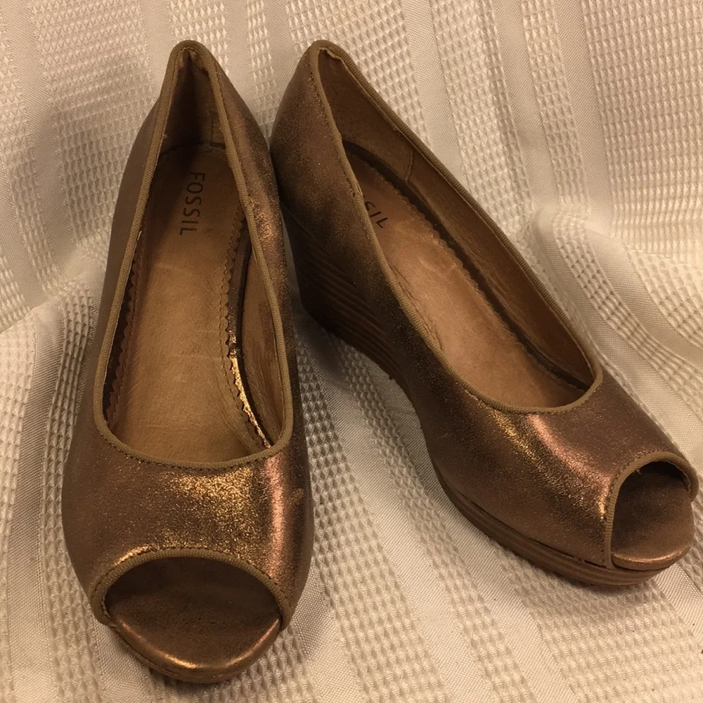 NWOT Fossil metallic leather peep toe 2.5”wedge